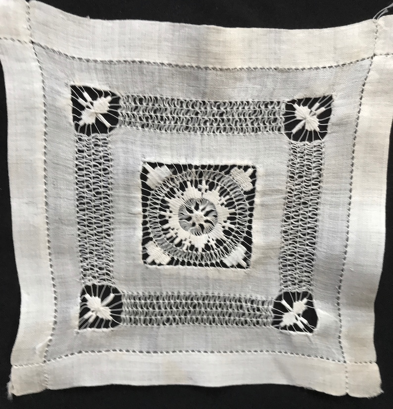 VINTAGE ANTIQUE Victorian Hand-done Tenerife Lace intricate doily 8.5 inch square ECRU