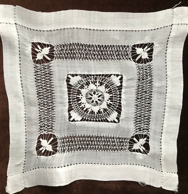 VINTAGE ANTIQUE Victorian Hand-done Tenerife Lace intricate doily 8.5 inch square ECRU