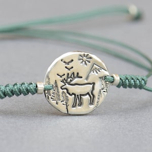 Sterlingzilveren armband, nacht bergbos bedel hert. Unisex klimarmband. Slangenknoop gevlochten koord. Waterdichte armband. Natuur
