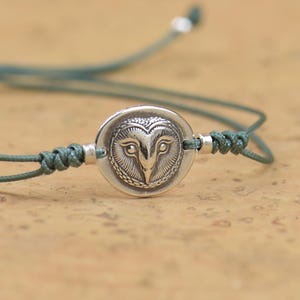 Pulseira de coruja em prata de lei. Joia com lacre de cera. Pulseira masculina. Coruja Misteriosa ajustável.