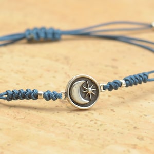 Pulsera con dije de luna y estrella pequeña - Plata de ley. Pulsera Universo. Pulsera artesanal, hecha a mano.