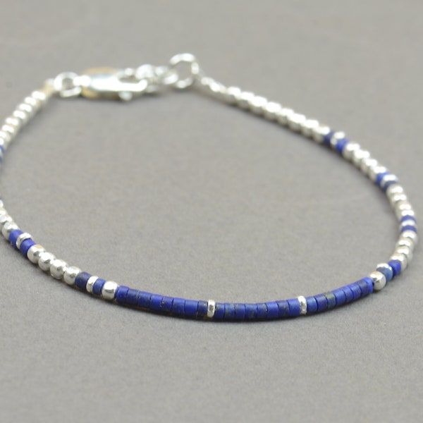 Bransoletka z koralików z lapis lazuli i srebra próby 925 z zapięciem. Minimalistyczna bransoletka.