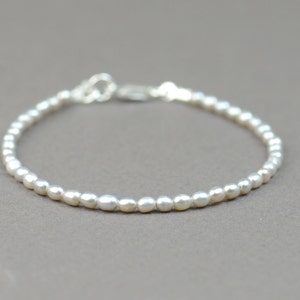 Tiny grey pearls bracelet. Rice shape image 2