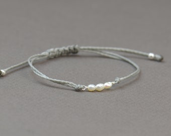 Tiny pearls bracelet