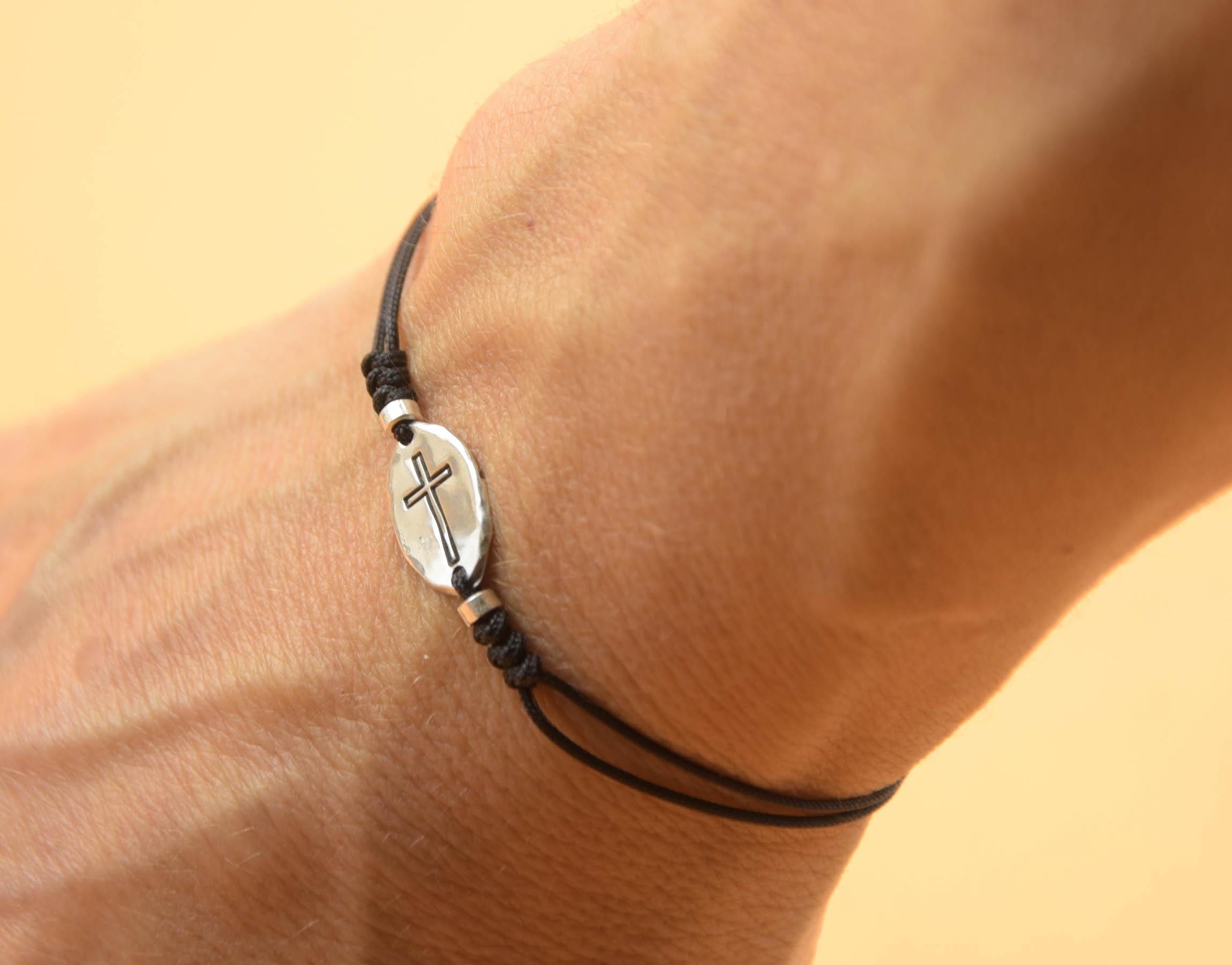 スターリングシルバーのクロスチャームブレスレット。メンズギフト