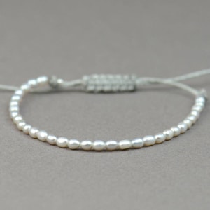 Tiny grey pearls bracelet