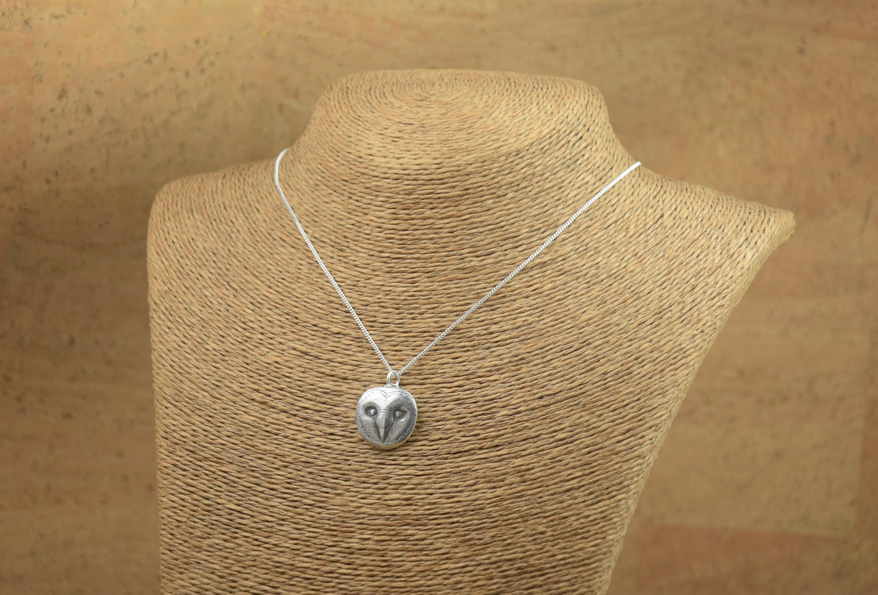 Collana in argento sterling con ciondolo circolare a forma di cubo di zirconio con simbolo dell'infino e pinguino