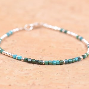 Pulsera de cuentas de crisocola en forma de cubo y plata
