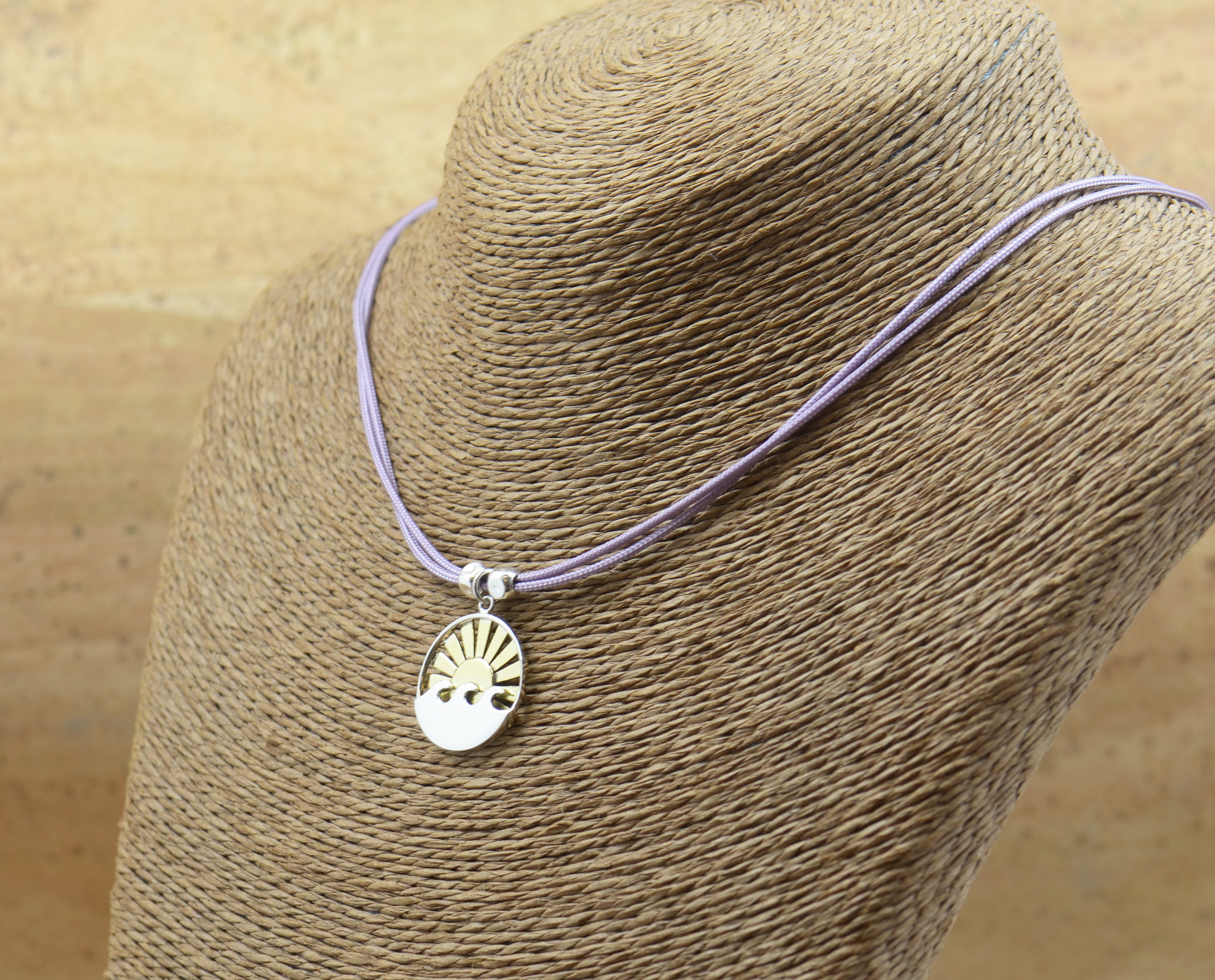 Collana con ciondolo a forma di onda oceanica in argento