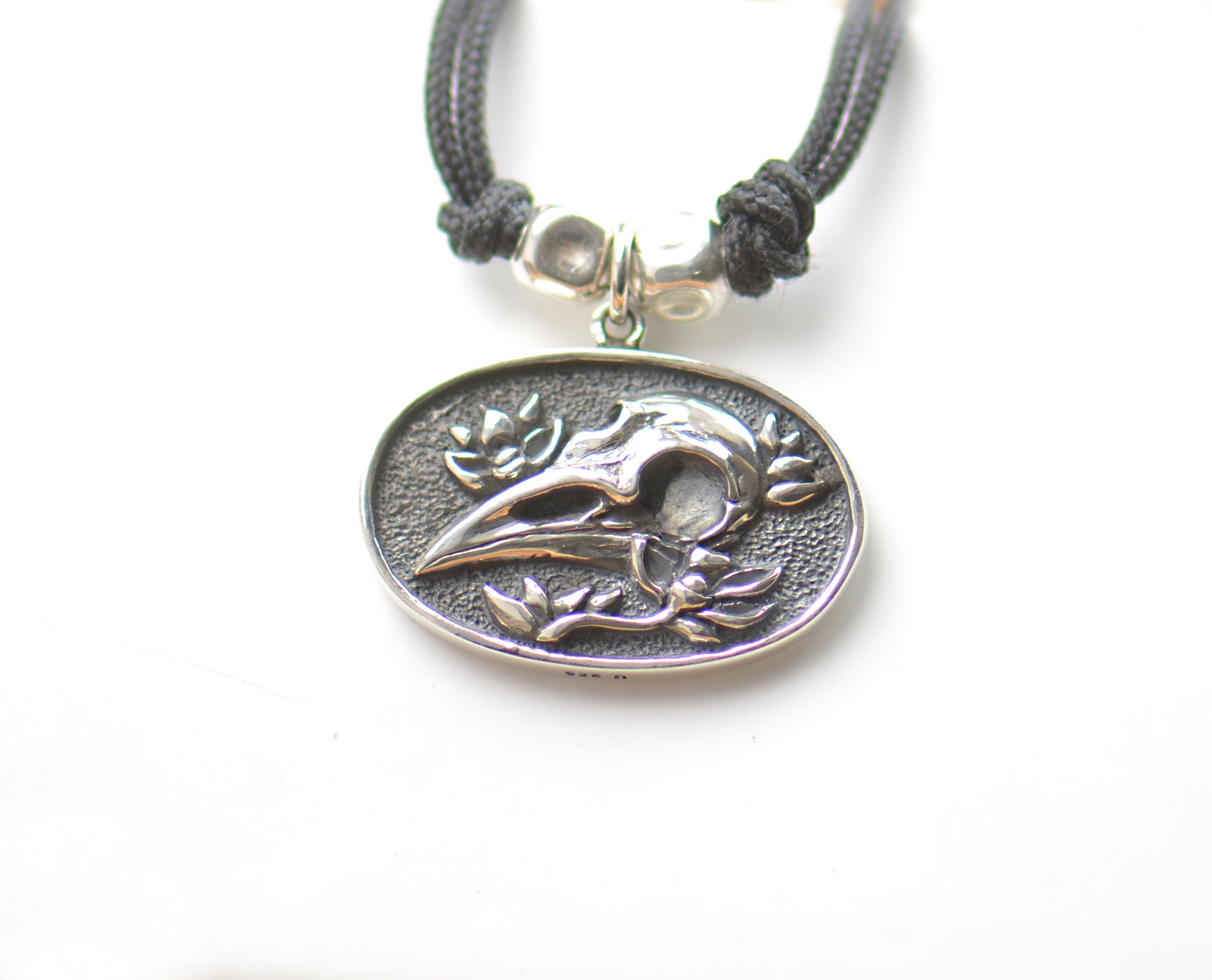 スティールフレーム×スターリンギアコラボキルボックスペンダント w/タイニースカル | ジュエリーコネクション Jewelry Connection [GLADWIN] フォックスエルフチャームペンダント、スターリングシルバーミスティックブラックゴールドメッキダングルビーズ、パンド