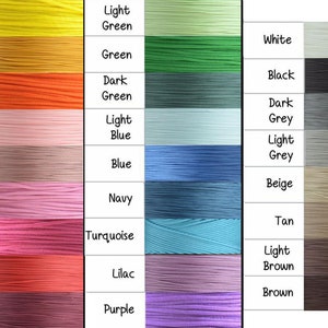 Pu&ograve; includere: Una cartella colori di filo da ricamo con 20 colori diversi, tra cui giallo, arancione, rosa, rosso, bordeaux, verde chiaro, verde, verde scuro, azzurro, blu, blu navy, turchese, lilla, viola, bianco, nero, grigio scuro, grigio chiaro, beige, marrone chiaro e marrone.