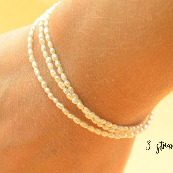 Super petit bracelet de perles blanches. Triple bracelet double ou simple tour