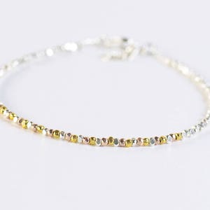 Bracciale in argento sterling con perline di pepite color oro in 3 colori. Chiusura in argento sterling