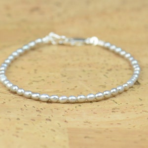 Tiny grey pearls bracelet. Rice shape image 4