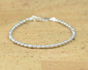 Tiny grey pearls bracelet. Rice shape