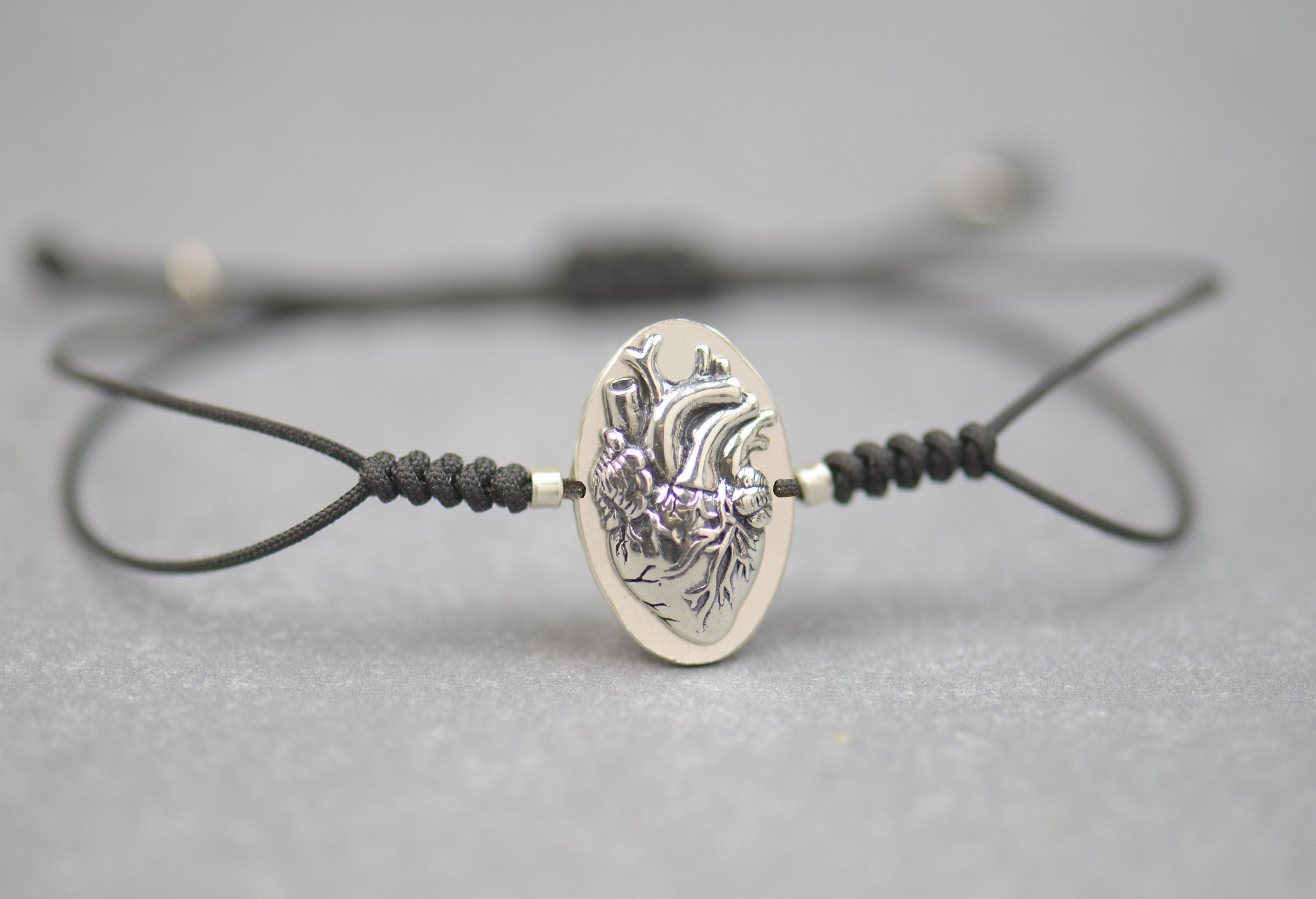 URONE Bracciale A Cuore Anatomico In Argento 925 - Gioiello Per Infermiere, Studente Medicina, Con Catena Regolabile E Panno