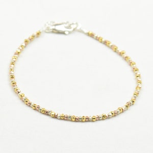 Bracciale in argento sterling con perline di pepite color oro in 3 colori. Chiusura in argento sterling