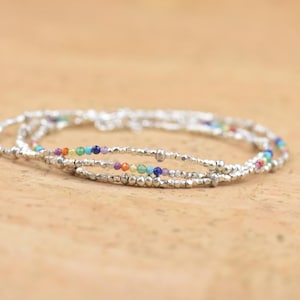 Dubbelt armband med 7 chakran och sterlingsilverpärlor. Elegant armband. Omlott. Sterlingsilver, 7 chakran, rubin, karneol, smaragd, safir