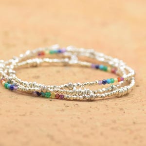 Pulseira de duas voltas com contas de prata de lei e símbolos dos 7 chakras. Pulseira delicada. Modelo envolvente. Prata de lei, 7 chakras, rubi, cornalina, esmeralda e safira.