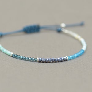 Armband med blå larimar, Londonblå topas, apatit, safir, månsten, turkos och amazonit. Armband i sterlingsilver. Blå ädelstenar.