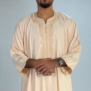 Premium Moroccan Thobe for Men in Sunset Beige – Traditional Islamic Kaftan | Elegant Modest Wear | Eid Gift Idea | Jubba | Gandoura