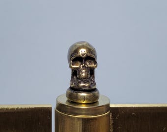 Magnetisk gotisk Halloween-dörrdekoration i mässing med gångjärnshuvud