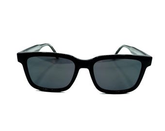 Könnte beinhalten: Schwarze quadratische Sonnenbrille mit dunklen Gläsern.