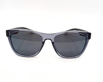 Könnte beinhalten: Eine schwarze Sonnenbrille mit dunkelgrauen Gläsern. Die Sonnenbrille hat eine klassische, rechteckige Form.
