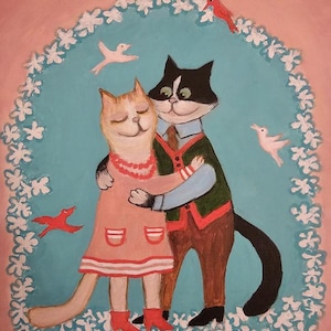 Op de afbeelding: Een schilderij van twee verliefde katten, met een zwarte kat die een groene trui draagt en een rood-witte kat die een roze jurk draagt. Ze worden omringd door witte bloemen en rode vogels.