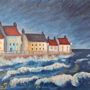 Puede incluir: Pintura al óleo de un paisaje costero con una hilera de casas con tejados rojos y amarillos. Las casas se alzan sobre un cielo tormentoso y olas rompiendo. La firma del artista está en la esquina inferior izquierda.