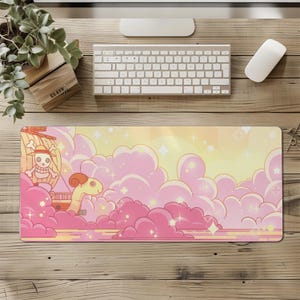 Peut inclure: Tapis de bureau rectangulaire avec une illustration de dessin animé d'un navire avec un drapeau de tête de mort et d'os croisés naviguant à travers des nuages roses. Le fond a un dégradé de jaune et de rose avec des étoiles scintillantes.