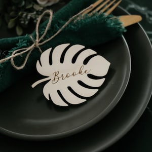 Custom Leaf Place Card - Personalized Monstera Place Setting - Wooden Name Tags - Tropical Wedding Table Decorations