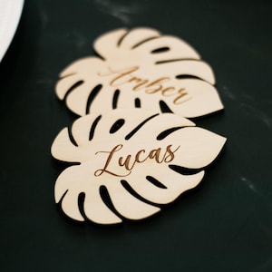 Custom Leaf Place Card - Personalized Monstera Place Setting - Wooden Name Tag - Tropical Wedding Table Decorations