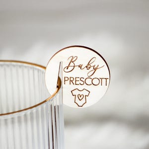 Baby Shower Drink Tags - Aufsteller personalisiert - Benutzerdefinierte Glas Marker aus Holz - Trinkglas Anhänger - Babypartybevorzugung