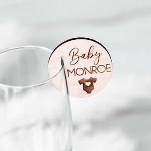 Personalisierte Baby-Dusche-Getränke-Etiketten - Benutzerdefinierte Getränkeanhänger - Benutzerdefinierte hölzerne Glasmarkierungen - Getränkedeckel - Babypartybevorzugung