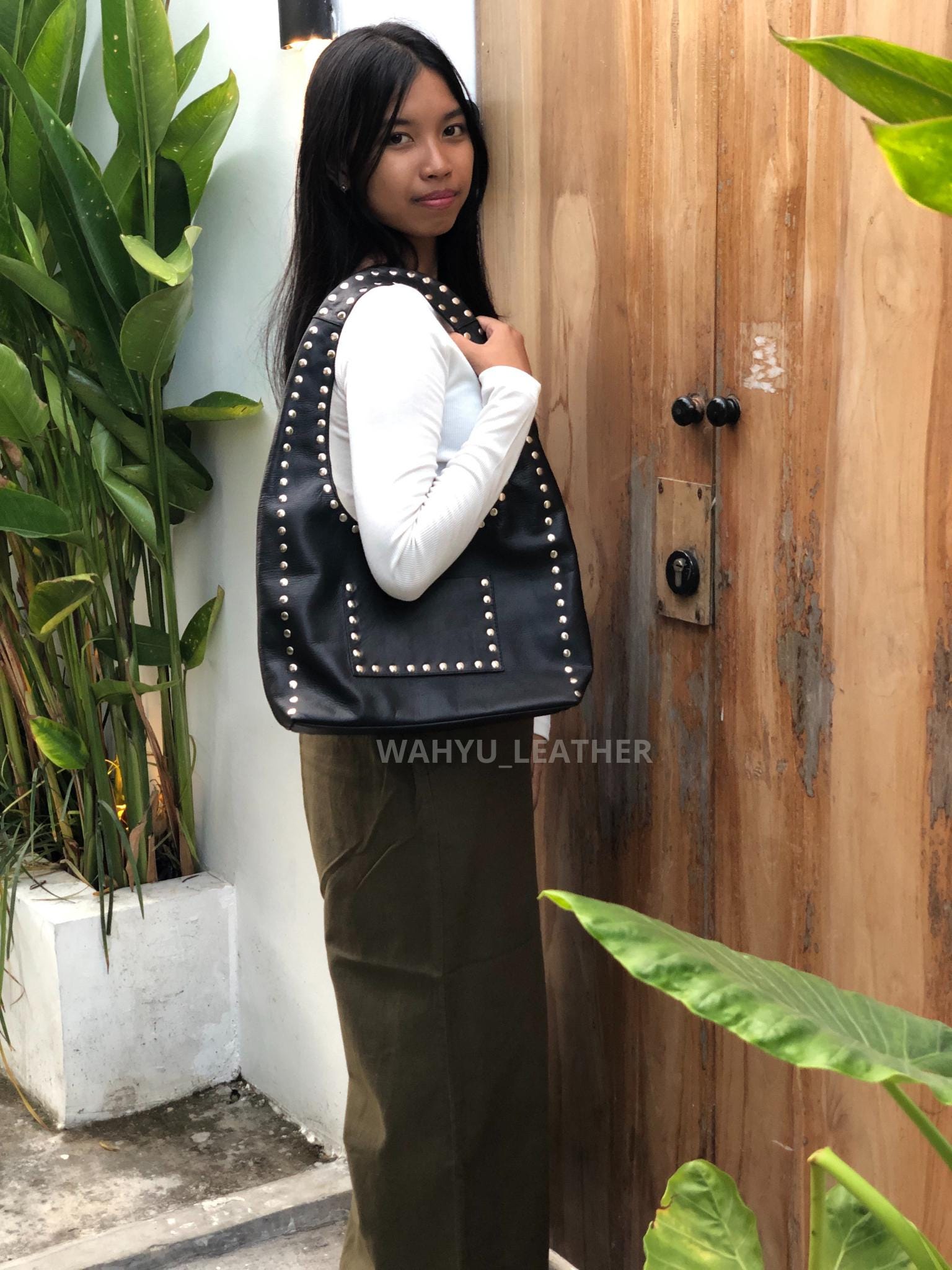 スタッズ付きブラックレザーショルダーバッグ - ハンドメイド本革 