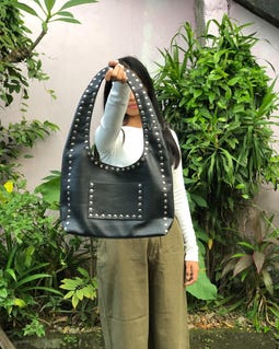 スタッズ付きブラックレザーショルダーバッグ - ハンドメイド本革 