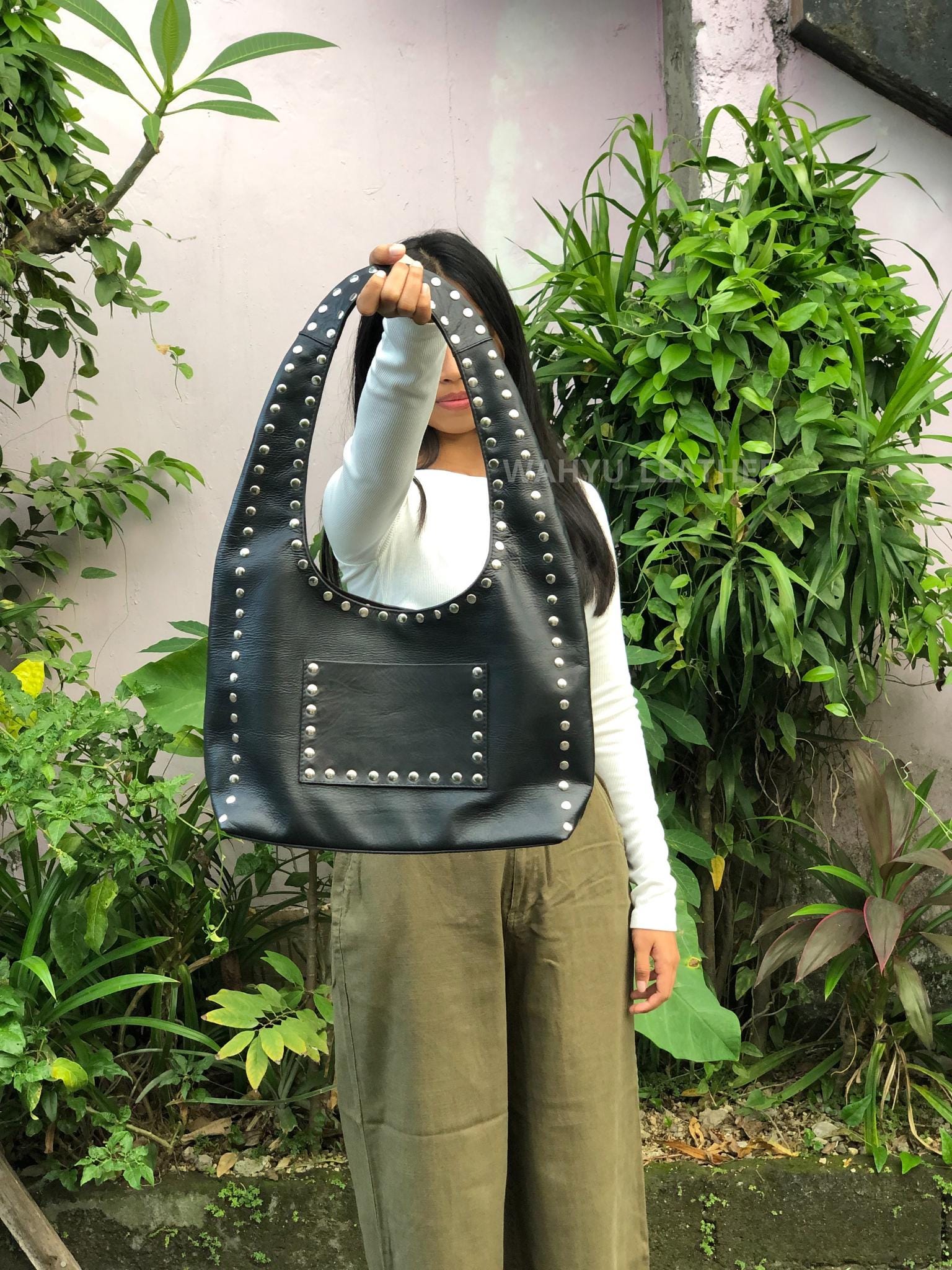 スタッズ付きブラックレザーショルダーバッグ - ハンドメイド本革