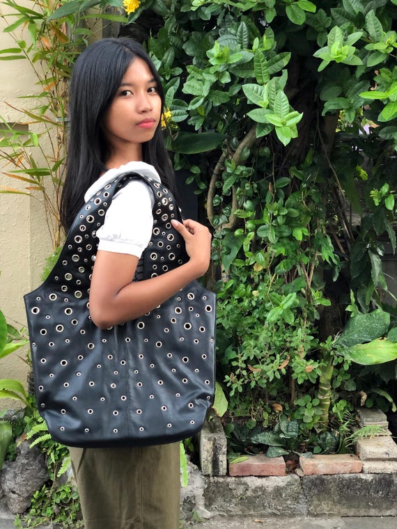 Sac à Bandoulière En Cuir Noir Clouté à Pois - Marque CHIC - Neuf Avec étiquettes - Style Rock Et Classique