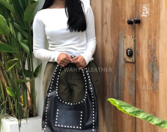 スタッズ付きブラックレザーショルダーバッグ - ハンドメイド本革