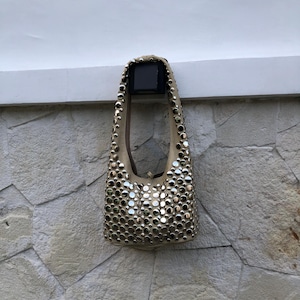 Petit sac beige clouté, cadeaux de Noël