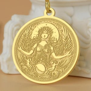 Nyx Halskette der Nachtgöttin: Gold Mythischer Mond & Stern Anhänger