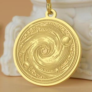 Pendentif Galaxy Core – Collier spirale univers minimaliste en or | Bijoux cosmiques gravés en profondeur