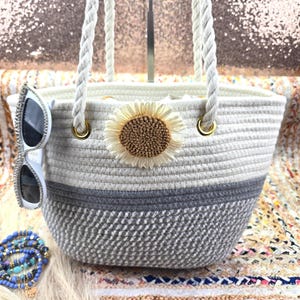 Bolso de mano bohemio de cuerda para playa, tamaño mediano, gris, azul y blanco, con detalle de flores