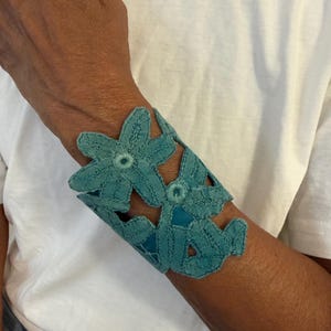 Pulseira de renda antiga e turquesa, feita à mão em Florença, Itália. Peça única, com botão.