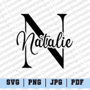 以下が含まれることがあります： 黒色のグラフィックデザイン。筆記体で「Natalie」という名前が、大きな黒色の文字「N」に重ねて表示されています。ファイル形式のオプション（SVG、PNG、JPG、PDF）が下に表示されています。