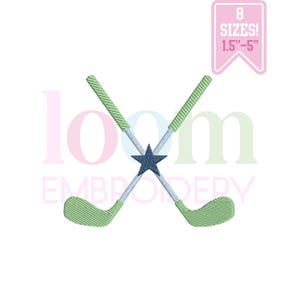 Peut inclure: Un motif de broderie représentant deux crosses de hockey vert clair croisées avec une étoile bleu foncé au centre. Une bannière rose dans le coin supérieur droit affiche le texte 8 SIZES! 3,8 cm-12,7 cm. Le motif est sur un fond blanc.