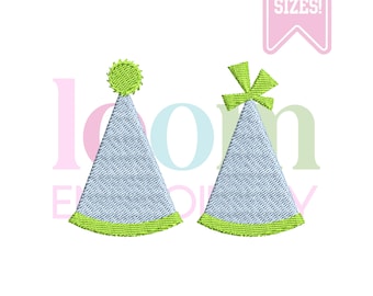 Può includere: Due cappelli da festa ricamati. Un cappello ha un pompon verde sulla parte superiore e l'altro ha un fiocco verde. Entrambi i cappelli sono azzurri con finiture verdi. L'immagine include il testo "5 SIZES!"