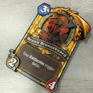 Cartas premium de Hearthstone con temática negra: resina resistente y papel compuesto para una experiencia de juego elegante y una exhibición coleccionable, Brann