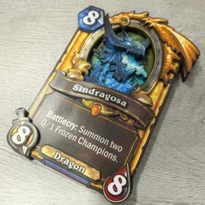 Cartas premium de Hearthstone con temática negra: resina duradera y papel compuesto para una experiencia de juego elegante y una exhibición coleccionable, sindragosa